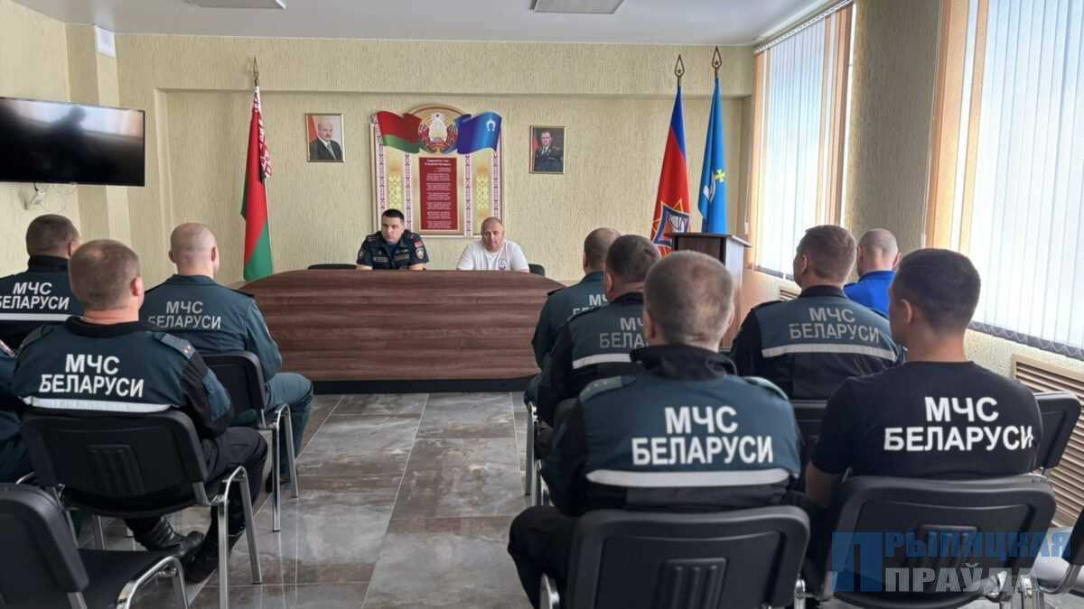 Безопасность — дело общее: председатель ОСВОД встретился с коллективом Наровлянского РОЧС