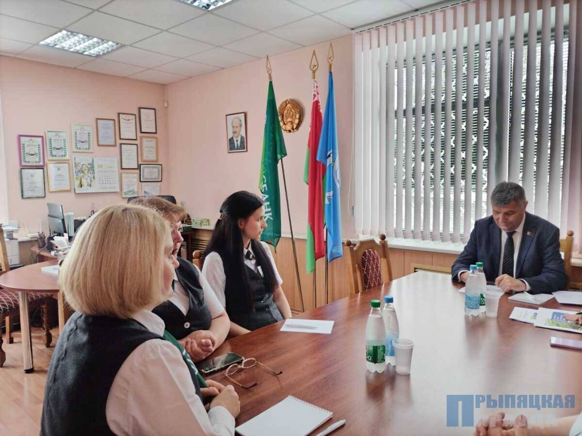 Экологическая культура — ответственность каждого: Владимир Торгоня встретился с коллективом «Беларусбанка» в Наровле