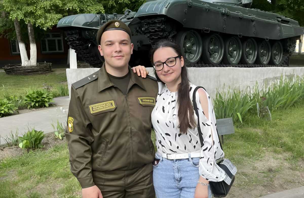 Наровлянин Илья Пархоменко постигает науку управления танком