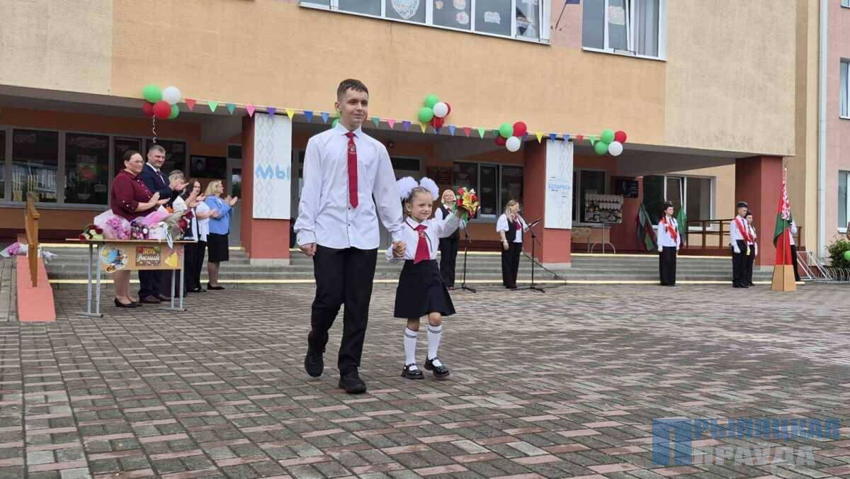Праздник знаний: как в СШ № 3 прошла торжественная линейка