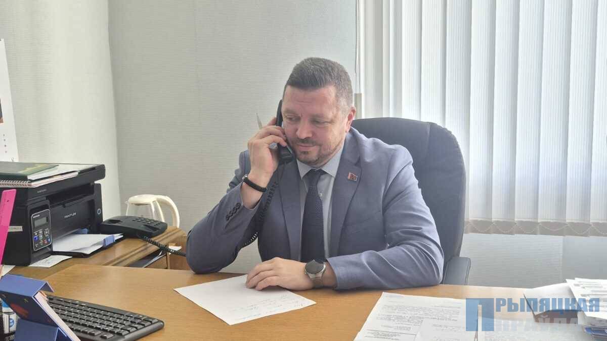 Первый заместитель Министра связи и информатизации Павел Ткач провел прямую телефонную линию и прием граждан в Наровлянском райисполкоме